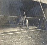 98414 Afbeelding van de Blériot-Monoplane, het vliegtuig waarmee de Belgische luchtvaartpionier Jan Olieslaegers een ...